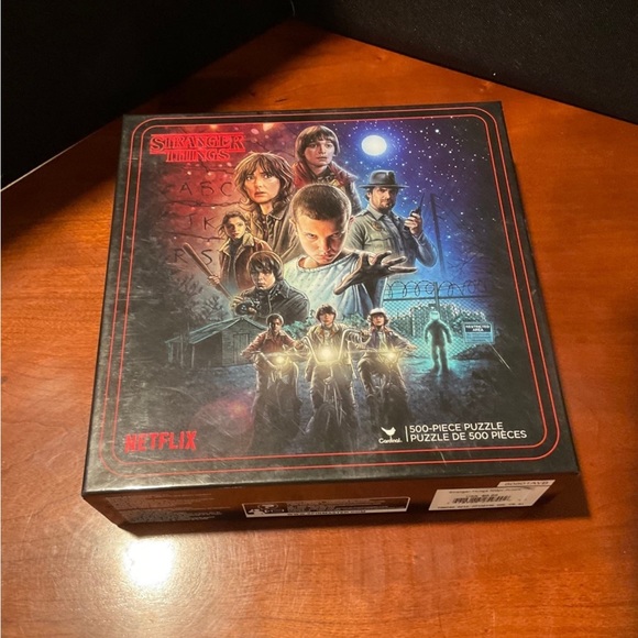 Netflix Stranger Things 500 piece puzzle open but complete - Picture 1 of 4
